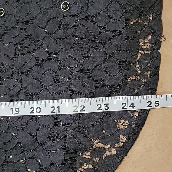 Banana Republic Size 8 Black Lace Button Front Blouse, Excellent Used Condition - Picture 9 of 10